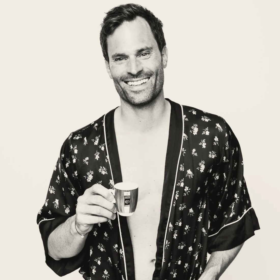 Peter Windhofer im Bademantel, mit einer Tasse Kaffee in der Hand